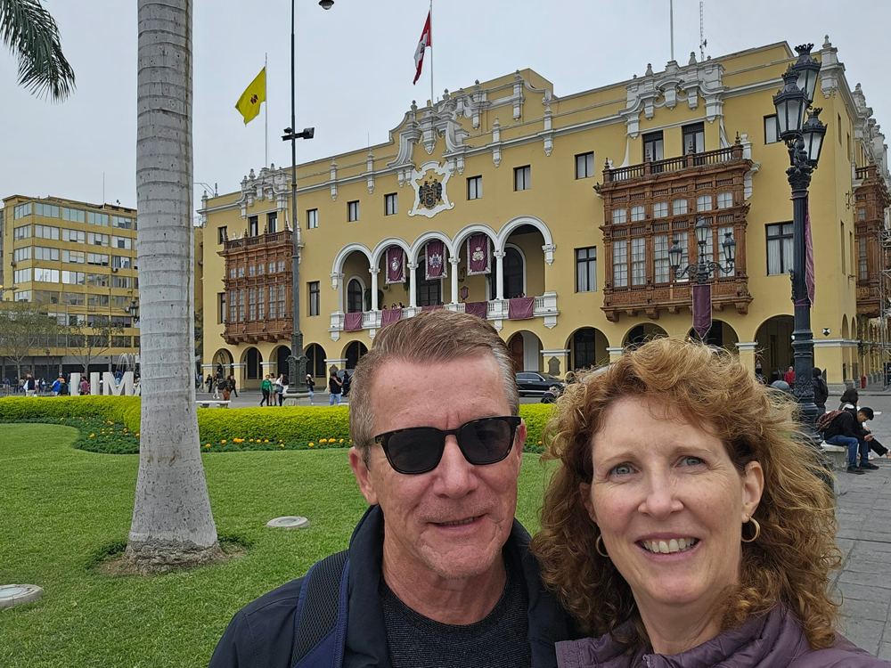 A couple in the Plaza de Armas, Lima